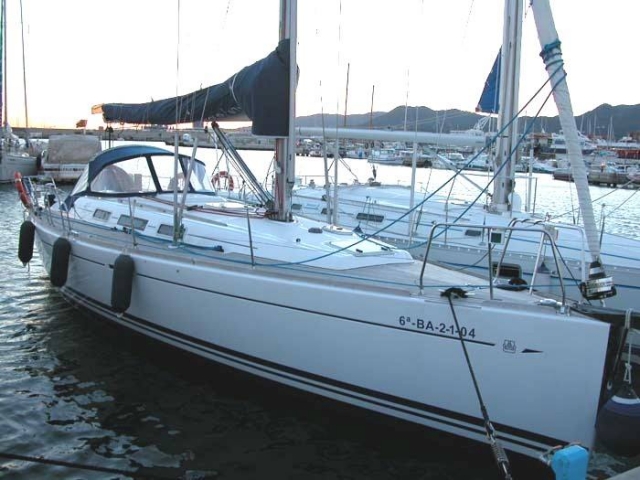 barco amarrado en el puerto